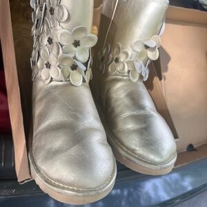 AUTHENTIC UGGS FOR THE PERSON THAT LIKES TO STAND OUT